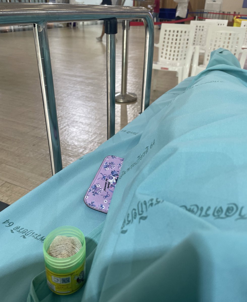 ไม่เคยรู้สึกว่าการเป็นผญและอยู่คนเดียวเป็นเรื่องลำบากเท่านี้มาก่อน
เมื่อเช้าอาบน้ำอยู่ จู่ๆ ก็หน้ามืดล้มเกือบหัวฟาดพื้น คลานออกมาจากห้องน้ำ แล้วก็จะอ้วก+ปวดท้องหนักมากเลยรู้ว่าเมนส์มา ปวดเหมือนจะตาย ดิ้นไปดิ้นมาที่พื้น สุดท้ายก็ฮึบคลานไปหยิบโทรศัพท์โทรหาแม่ให้เรียกจนท.หอมาช่วย