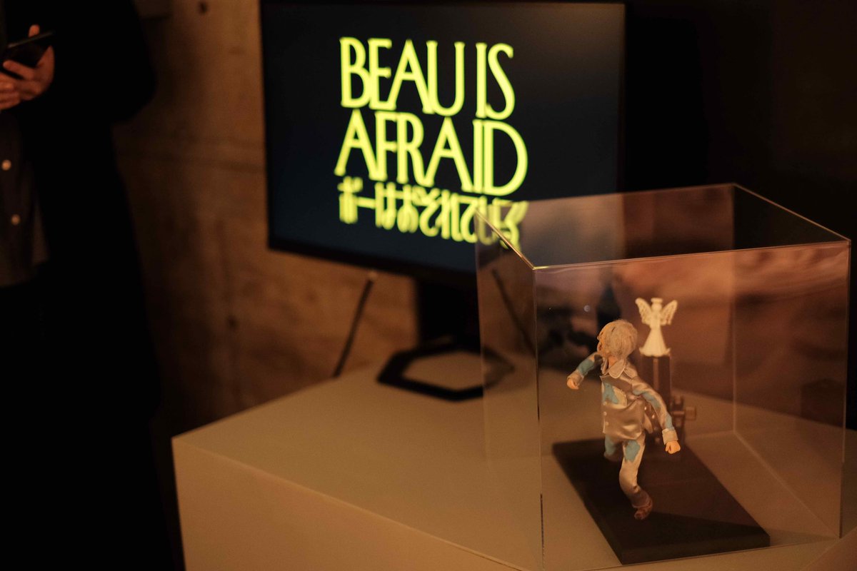 #ワタシはおそれている展 
人形展示してきました！！
モニターをおそれているボー笑
他にも不気味で不思議な展示がたくさんありました！是非〜！！
#ボーはおそれている 
@BEAU_movie