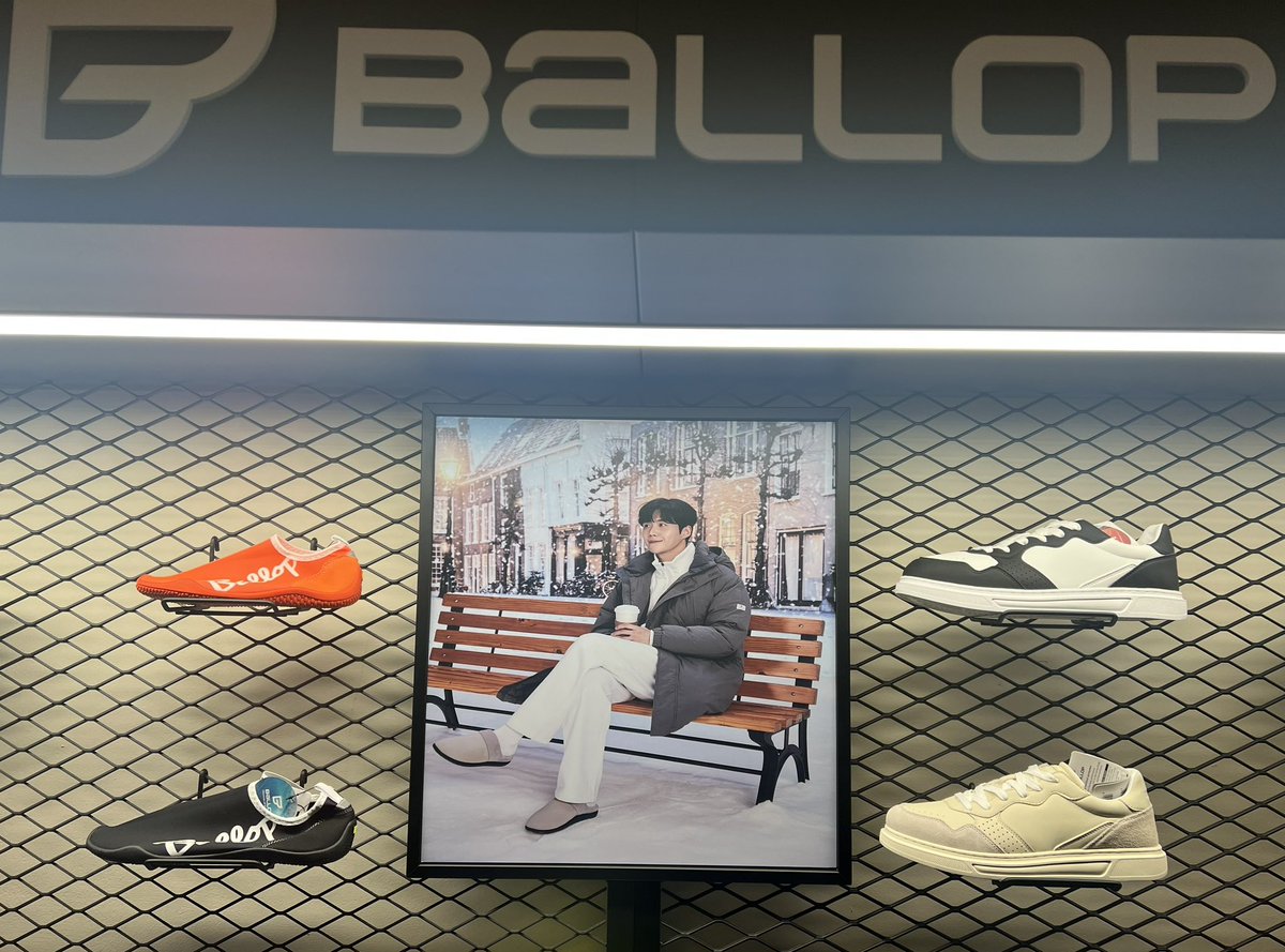 husseini_nadia's tweet photo. Last week I visited BALLOP new store in Seoul! I was so proud to see #Ballop #kimseonho photos in front of TheNorthFace store, Nike, Sketcher and many other international brands! 💗can't wait to see BALLOP going internationally! I wish they put their inventory electronically, it will better for customers and workers instead of going back and forth to find their materials, sizes and colors. Way to go! #ballopwithkimseonho 💪🏻💙♥️[Naver Map]
Enter6 Wangsimni Station Branch
서울 성동구 왕십리광장로 17
https://t.co/Mws55yPXzg