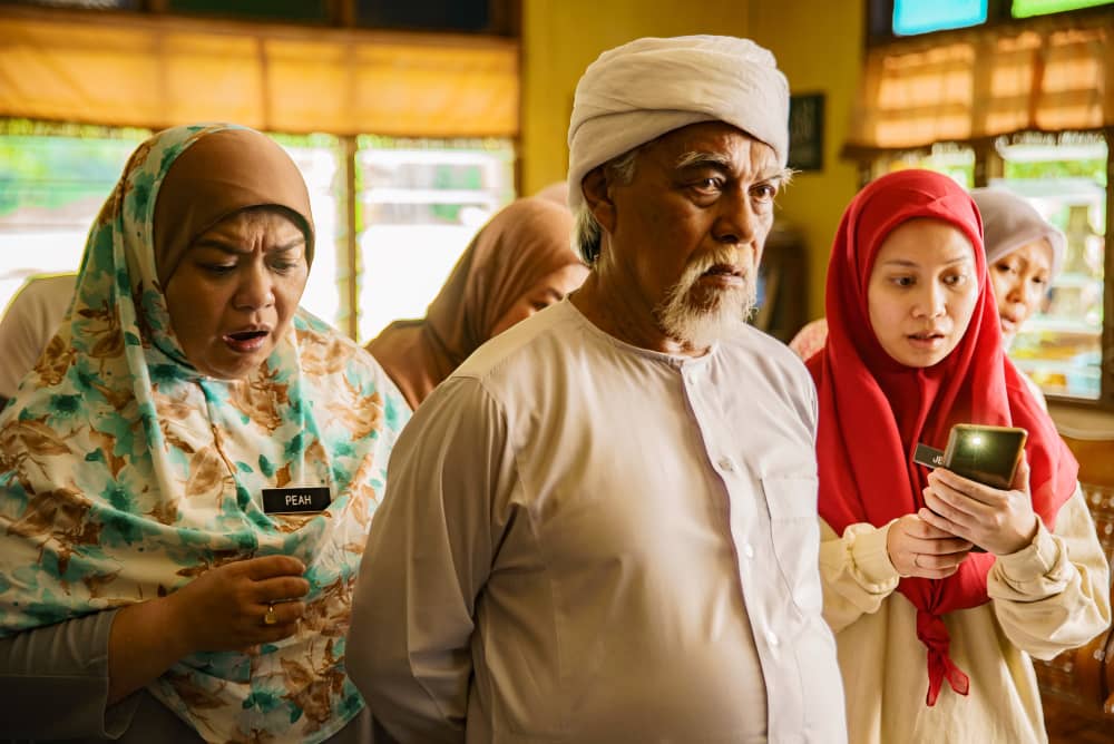 TarizSolis's tweet photo. LA LUNA alias salah satu film terbaik tahun lalu sudah tayang di Netflix guys!

Nyeritain satu kampung konservatif yg seketika geger gara-gara kehadiran sebuah toko pakaian dalam perempuan, satir kocak asal Malaysia ini tak sekadar menghibur. Tapi juga bawa pesan sejukkan hati tentang menebarkan cinta kasih & memanusiakan manusia seraya mengecam mereka yg gunakan agama sebagai tameng agar leluasa bertindak korup.

Film seapik ini jangan sampai lolos!