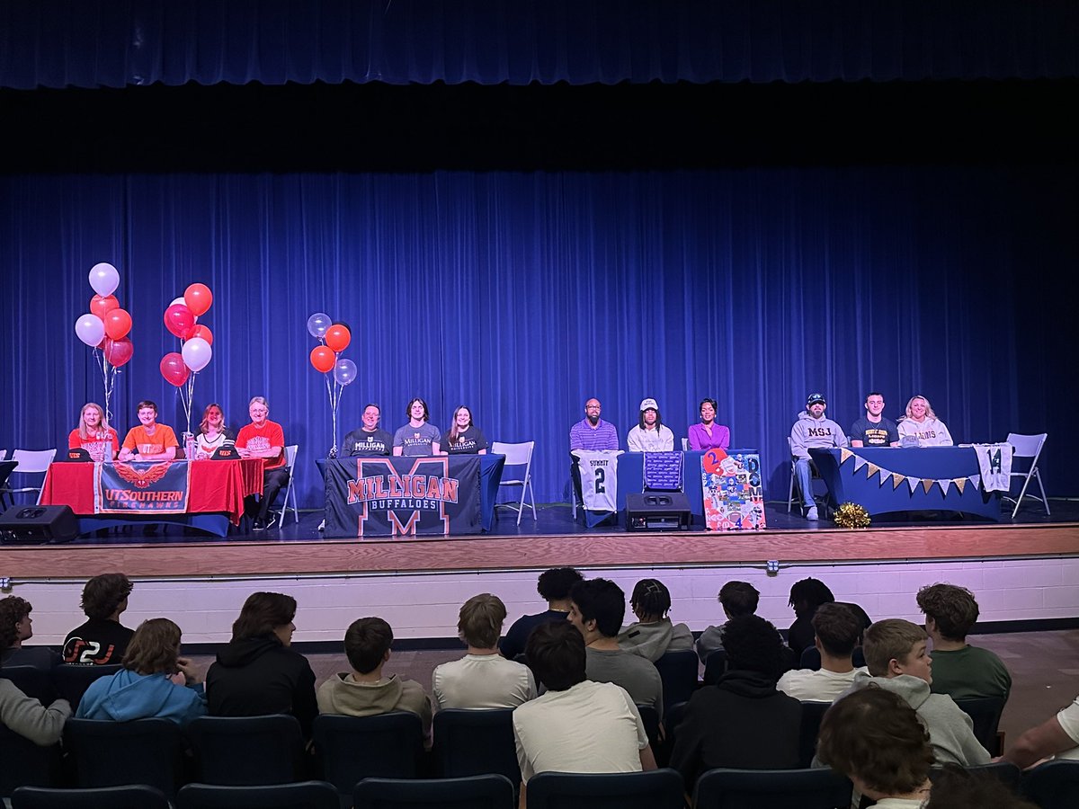 wcsSHS's tweet photo. SHS Winter Signing Ceremony! 💙🧡  Congratulations! @summitswimteam @SummitSquad @_SummitFootball https://t.co/Wx2F77uJxX