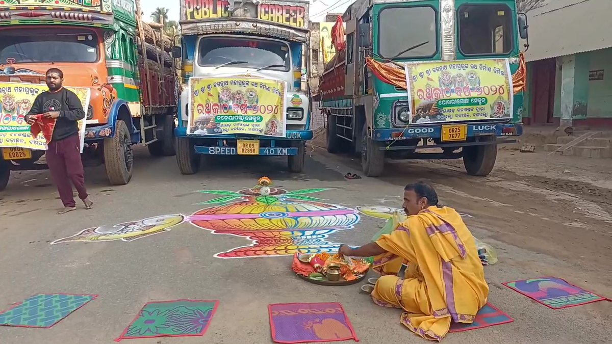 otvnews's tweet photo. Rath Yatra | First phase of logs for construction of chariots of Holy Trinity leave for #Puri from Nayagarh; a total of 102 logs being brought to Puri in three trucks #Odisha  

#RathYatra https://t.co/G424s1pu0Y