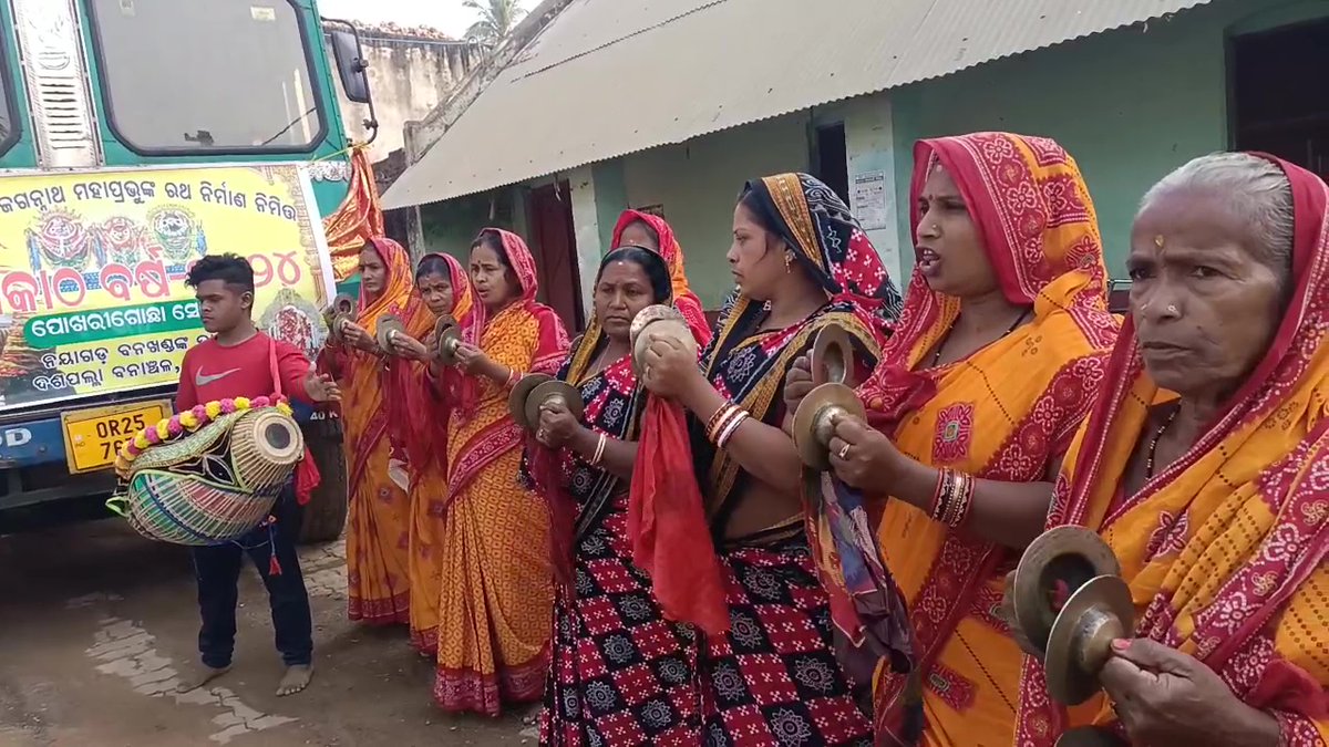 otvnews's tweet photo. Rath Yatra | First phase of logs for construction of chariots of Holy Trinity leave for #Puri from Nayagarh; a total of 102 logs being brought to Puri in three trucks #Odisha  

#RathYatra https://t.co/G424s1pu0Y