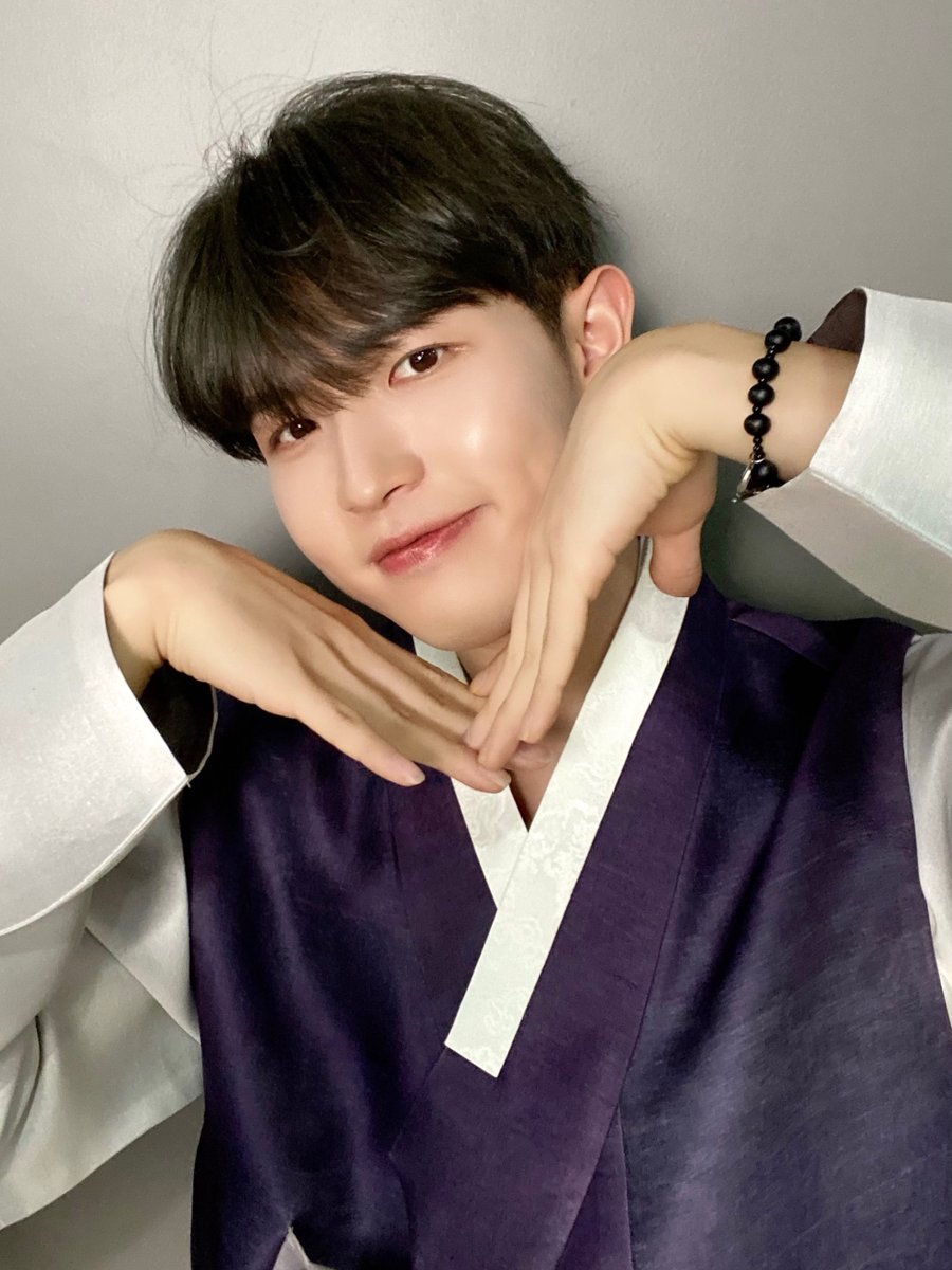 KJH_officialtwt's tweet photo. 🍲재환's 설날 떡국 조리법 to WIN:D🍲

𝗔𝗚𝗔𝗜𝗡 𝟮𝟬𝟭𝟵 파국?🧐
𝗡𝗢! 𝗡𝗘𝗪 𝟮𝟬𝟮𝟰 떡국!🤓

윈드를 위한 재환이의 설날 떡국 조리법을 공개합니다🧑🏻‍🍳🥄

#김재환 #KIMJAEHWAN #윈드 #WIND #윈드_새해복많이받으세요 https://t.co/EqK9bseThY