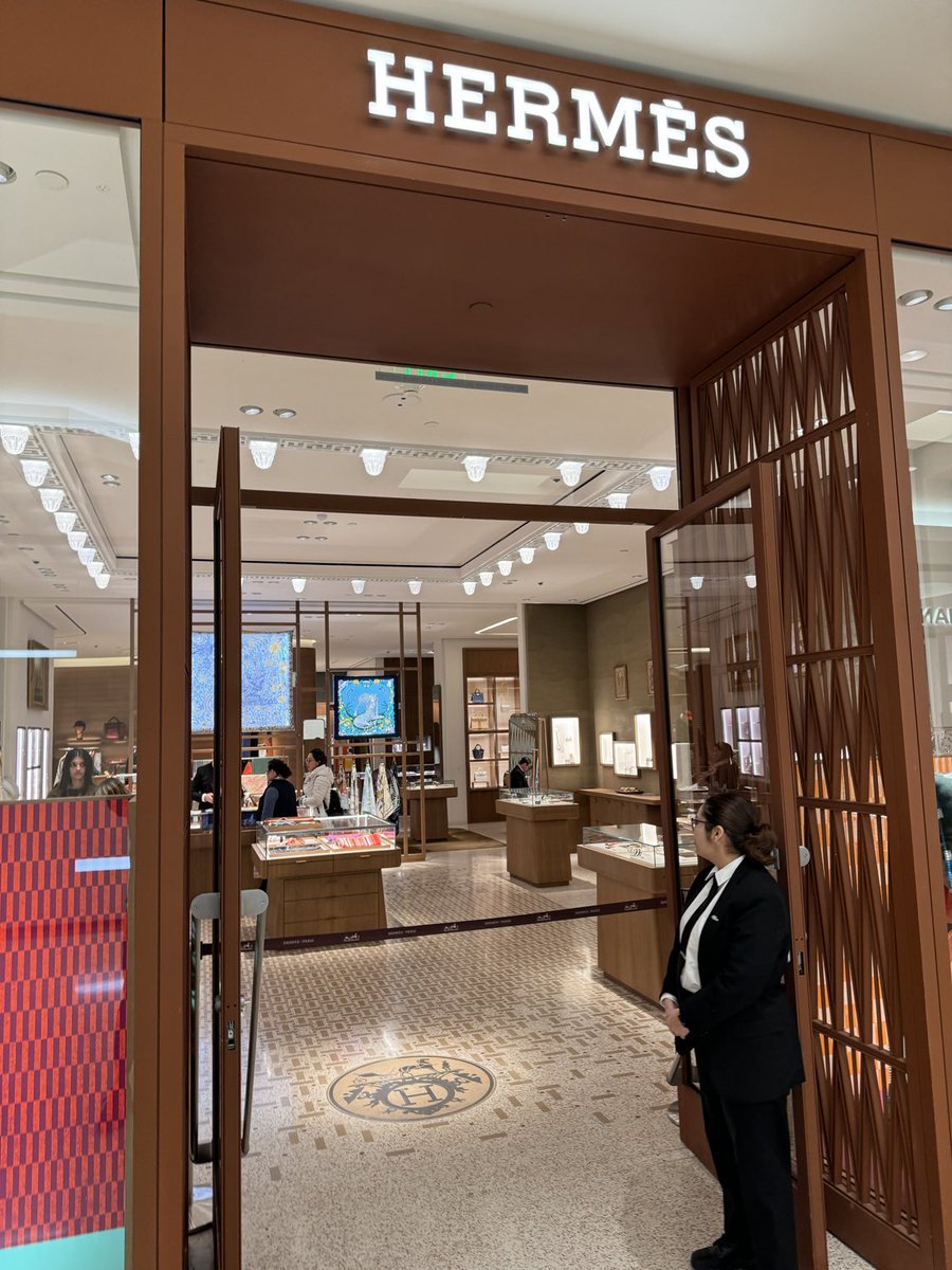 KyllerMark's tweet photo. again, here’s the expensive store that you have to wait in line to buy a $600 scarf. What makes you think that people have the time to sit here outside of your store just to buy an expensive scarf. Fuck you and your scarf. https://t.co/LdJTQDc8MP