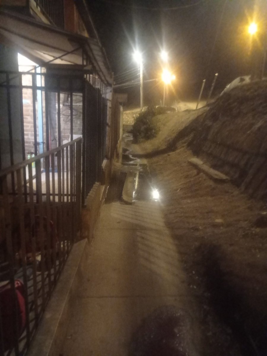 vilumetal's tweet photo. @esval_chile se está filtrando en agua en el sector del Olivar viña del mar más específico calle Darwin 20 sabemos por la contingencia están un poco complicados pero ya está filtrando demaciado https://t.co/k90mUrSB1u