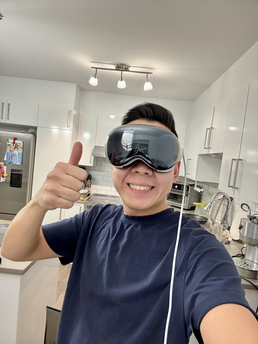 Mes points POSITIFS vs NÉGATIFS du Apple Vision Pro…

Positifs:
- Tracking des yeux 
- Qualité de l’image
- Son 
- Synchronisation avec iCloud 
- Productivité (immenses écrans)

Négatifs:
- Grosse batterie à traîner 
- Manque d’applis
- Prix

Ma note à ce jour: 7.5/10