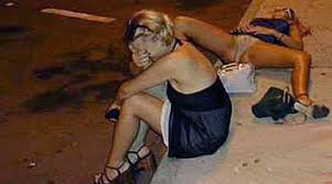 Quieren que un hombre masculino, educado, sin vicios, de más de 1,80cm, guapo, platudo, inteligente (y más) les pida matrimonio y les resuelva pero ellas se creyeron el cuento feminista qué empoderamiento es ser inútiles, promiscuas y de paso terminan así en comadres.
Coherencia
