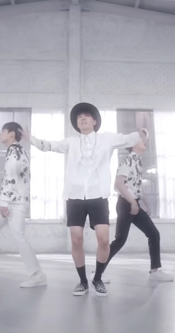 hskharem11's tweet photo. Basically what I’m saying is stan For You and also Hoseok in this outfit https://t.co/dfGDyXvEWY