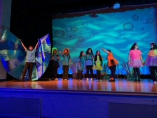 Mrs. Willett - SBA (@rps_sba) on Twitter photo 🐠🌟 Dive into the magic! 🌟🐠 Tonight's opening of "Finding Nemo Jr." by SBA Drama Club was a splash-tacular success! 🎉 The cast and crew brought the ocean's wonders to life with enthusiasm and dedication.🎭🌊 #FindingNemoJr #SBADrama <a href="/RPS_Super/">Dianne Kelly, Ed.D.</a> <a href="/arts_rps/">Director of Fine Arts, Kelly Williams</a> 🐠🌟 Dive into the magic! 🌟🐠 Tonight's opening of "Finding Nemo Jr." by SBA Drama Club was a splash-tacular success! 🎉 The cast and crew brought the ocean's wonders to life with enthusiasm and dedication.🎭🌊 #FindingNemoJr #SBADrama <a href="/RPS_Super/">Dianne Kelly, Ed.D.</a> <a href="/arts_rps/">Director of Fine Arts, Kelly Williams</a>