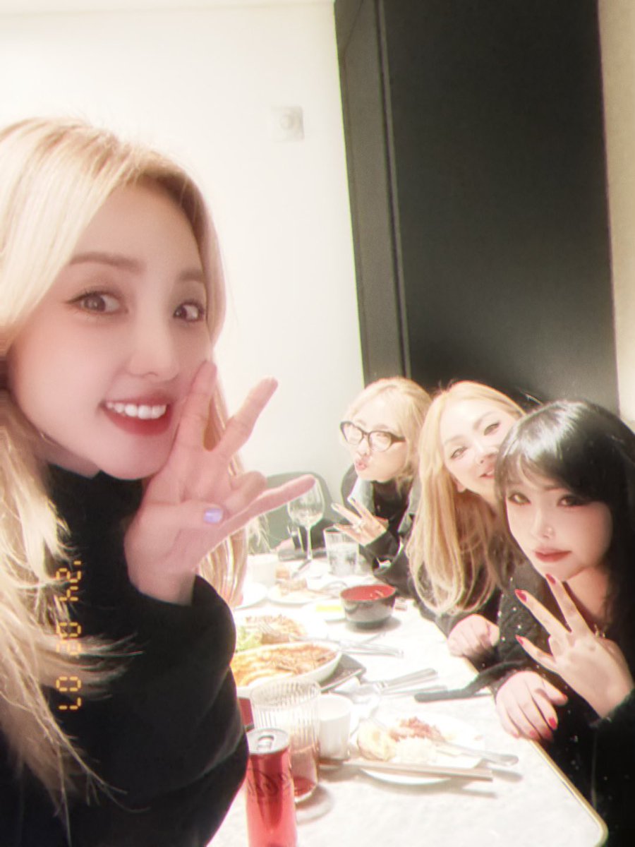 krungy21's tweet photo. Happy time with my sisters♥️ CL brought us to one of her fav restaurant and we literally ate everything!!! 😋 so yummy!!!😆😆😆 리다가 밥사줬는데 넘 맛있어서 멤바들 다 식욕폭발 !!! https://t.co/CKqSfp3s0m