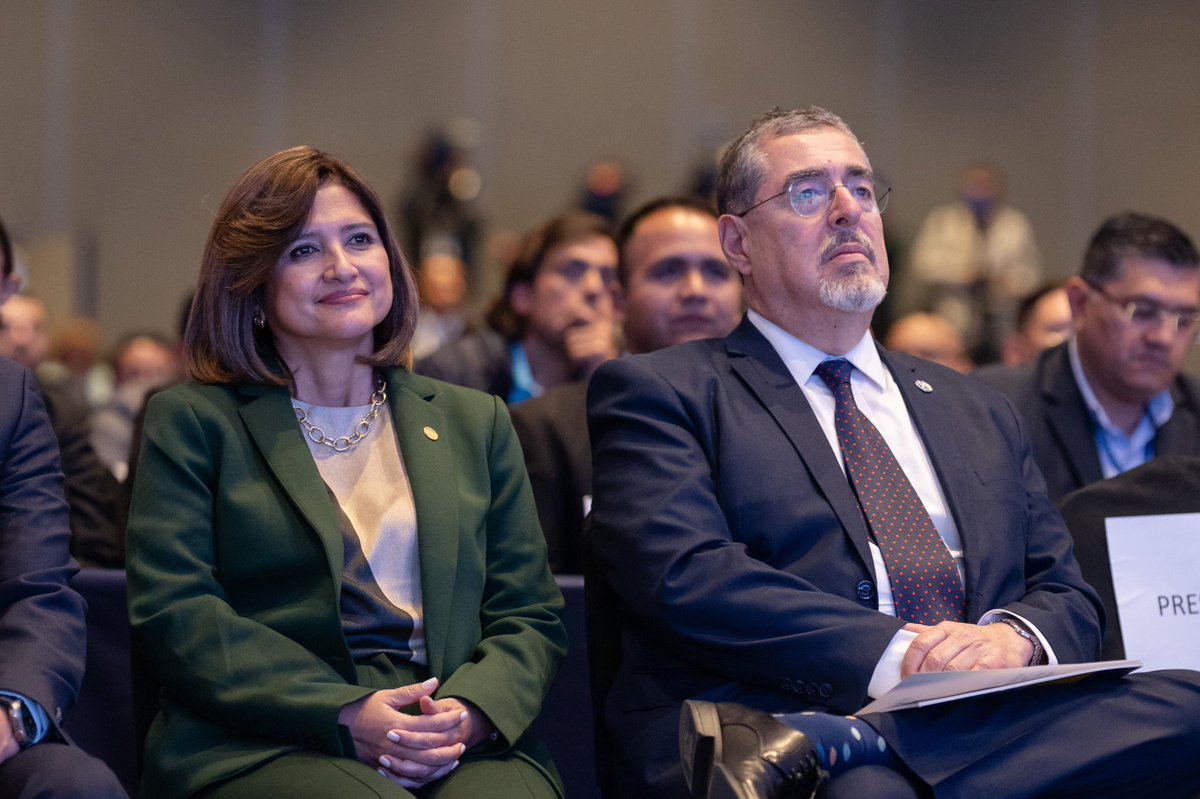 KarinHerreraVP's tweet photo. Junto a nuestro Presidente, @BArevalodeLeon trabajando hombro a hombro por un mejor país. 🇬🇹✨ https://t.co/KNdQobq1Fr