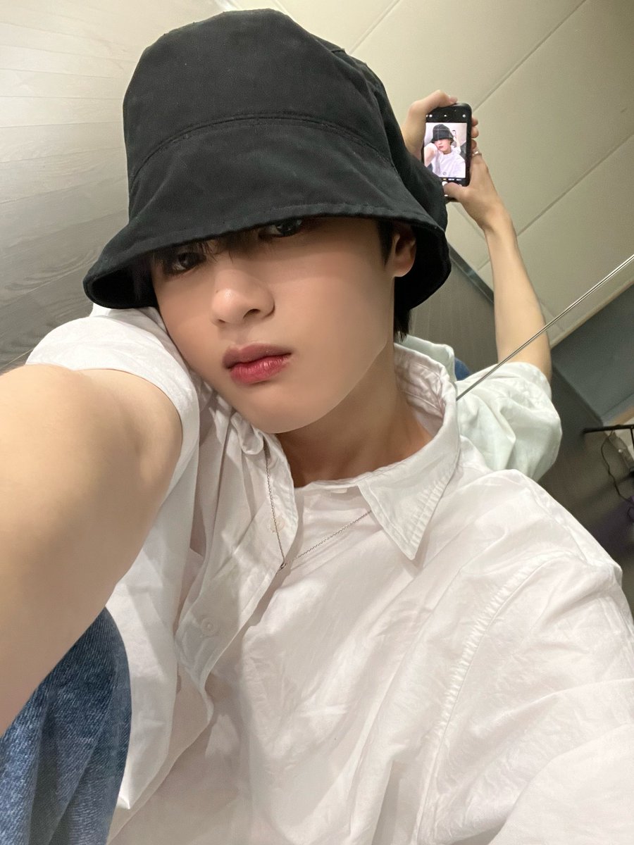 [#지은호] 
설 연휴의 시작! 가족, 친구들과 함께 행복한 시간 보내시구 푸우우욱 쉬시길 바랄게요! have a good time~🍯 

#루네이트 #LUN8 #꿀같은 #연휴 #행복하게 😆😆