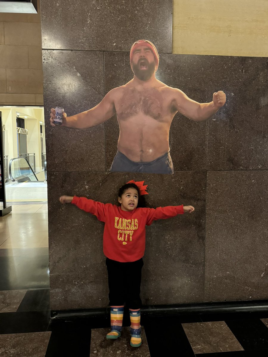 rosisella's tweet photo. My daughter thought this was hilarious “take a picture” @JasonKelce https://t.co/8rw8VwDiyA