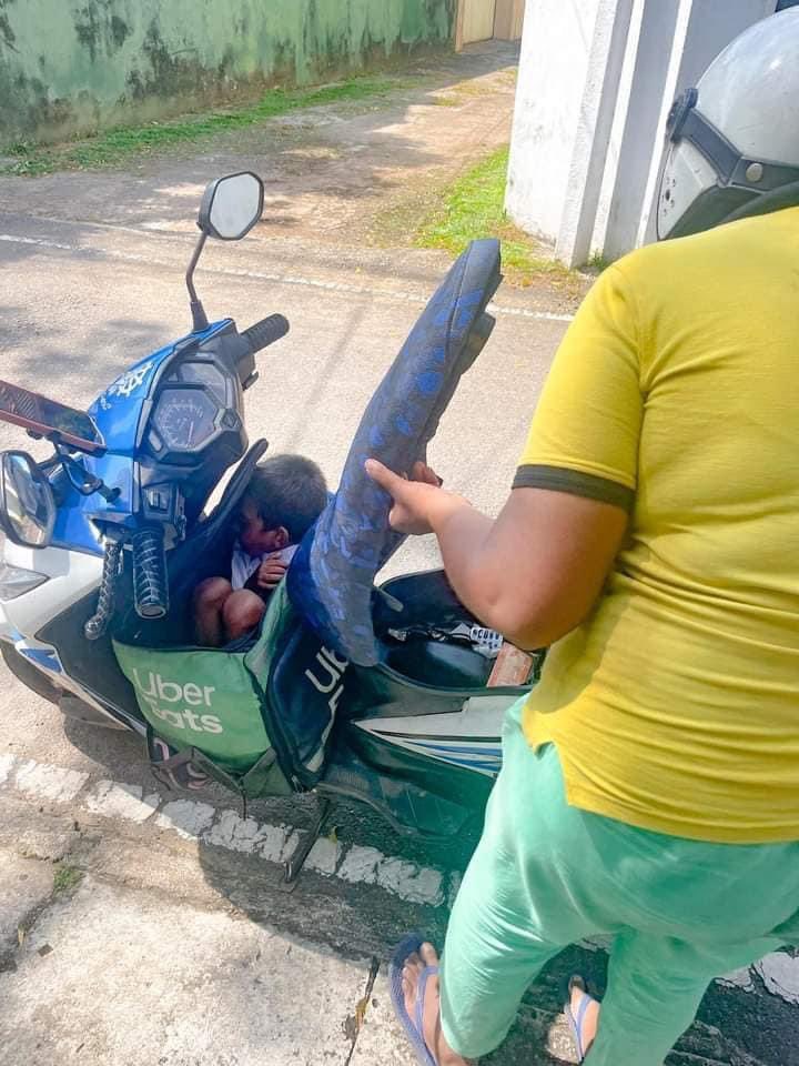 officiallahiru's tweet photo. I've seen it firsthand: moms balancing food deliveries on scooters with their little ones. It's a grim reminder of the harsh econ. realities families face in SL. For those without a strong support network, like grandparents, it's a daily struggle to make ends meet while caring for their children. #lka #srilankaeconomiccrisis