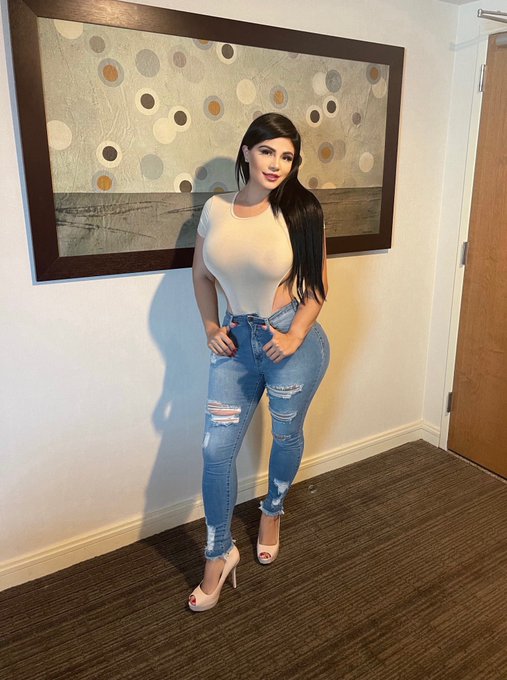 Watch VianeyFrias's leaked NSFW photo on TwXstars