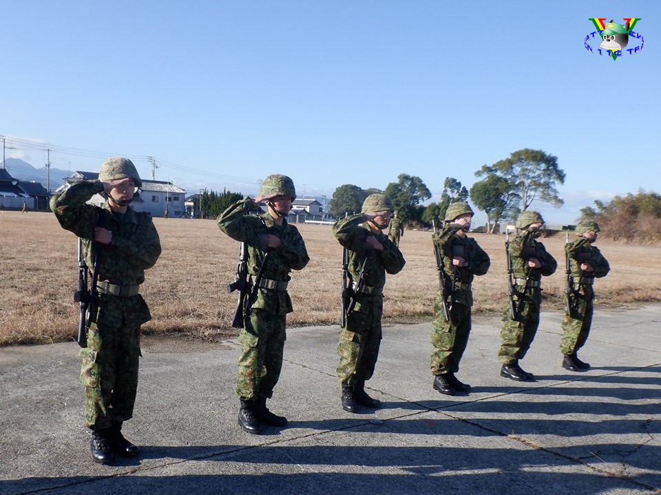 今日は新隊員の基本教練練度判定の様子を紹介します。班長から服装や銃