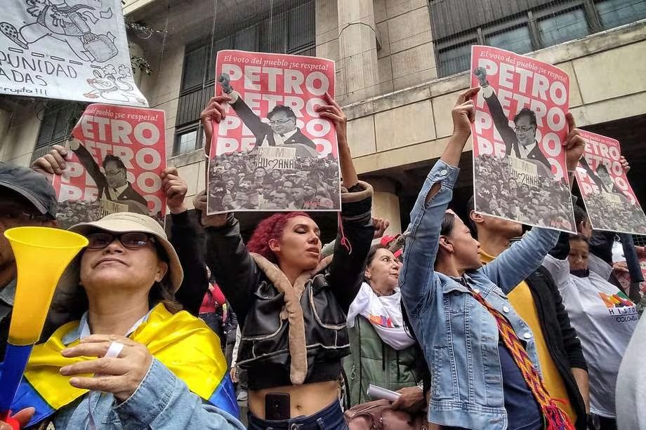 patriciajaniot's tweet photo. ¡Qué día para #Colombia! La amenaza contra la democracia está servida. Una Corte Suprema de Justicia que no elige Fiscal General, manifestaciones progobierno, cerco a los magistrados de Justicia por parte de manifestantes. La OEA alerta de intentos de golpe de estado contra el presidente @petrogustavo. Los opositores de Petro y una parte de la población creen que es el presidente quien intenta romper el orden constitucional al promover la protesta.  El presidente se defiende y señala que "la protesta del pueblo no es contra la justicia, sino contra la mafia que se toma la justicia". El país está sumido en la polarización, pero Colombia necesita orden, paz y progreso. ¡Hasta cuándo!
https://t.co/B76r0HigKI