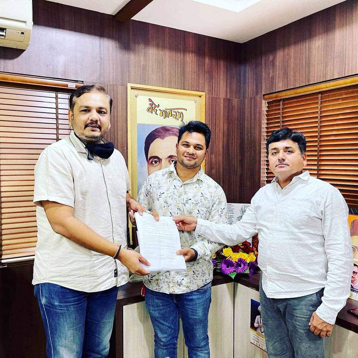 YatinPandya1's tweet photo. 🚩🚩  જામનગર મહાનગર ભાજપ પ્રમુખ માન.શ્રી વિમલભાઇ કગથરા ને જન્મ દિવસ નિમિત્તે ખુબ ખુબ શુભેચ્છાઓ 🎂🎊 https://t.co/s0WOUGpJlW