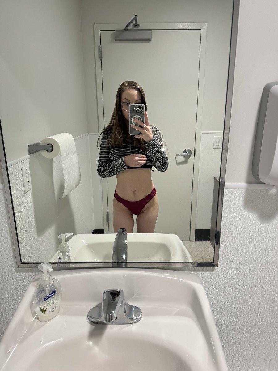 Sarahhhhb321's tweet photo. https://t.co/ugOOHTUoUR 

Booty pic for whoever says hi 

#onlyfans_girl #onlyfans #onlyfansbabe #Content #ContentCreator https://t.co/RciPryNYvi