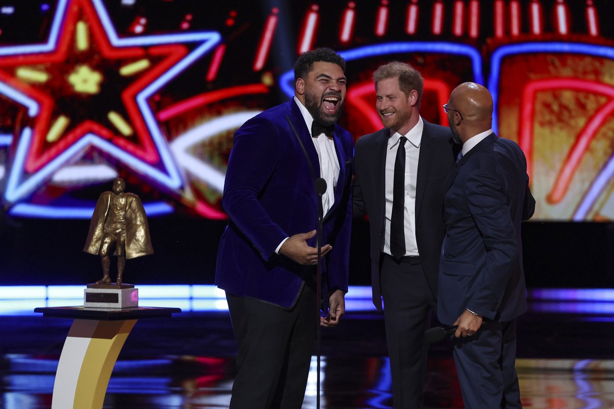 An incredible way to end #NFLHonors. Congratulations, <a href="/CamHeyward/">Cam Heyward</a> 👏

#WPMOY | <a href="/Nationwide/">Nationwide</a>