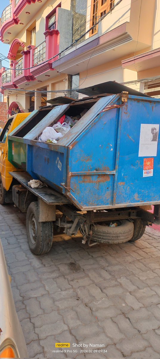 envynaman0's tweet photo. I don't understand how openly this can happen in Lucknow . This garbage truck driver openly refuses to give a billed receipt. And refuses to take garbage especially from my house anymore just because I  asked for a receipt.@LMC_Lucknow @LucknowDivision @Sushma_Kharkwal https://t.co/HCrStrEYf7