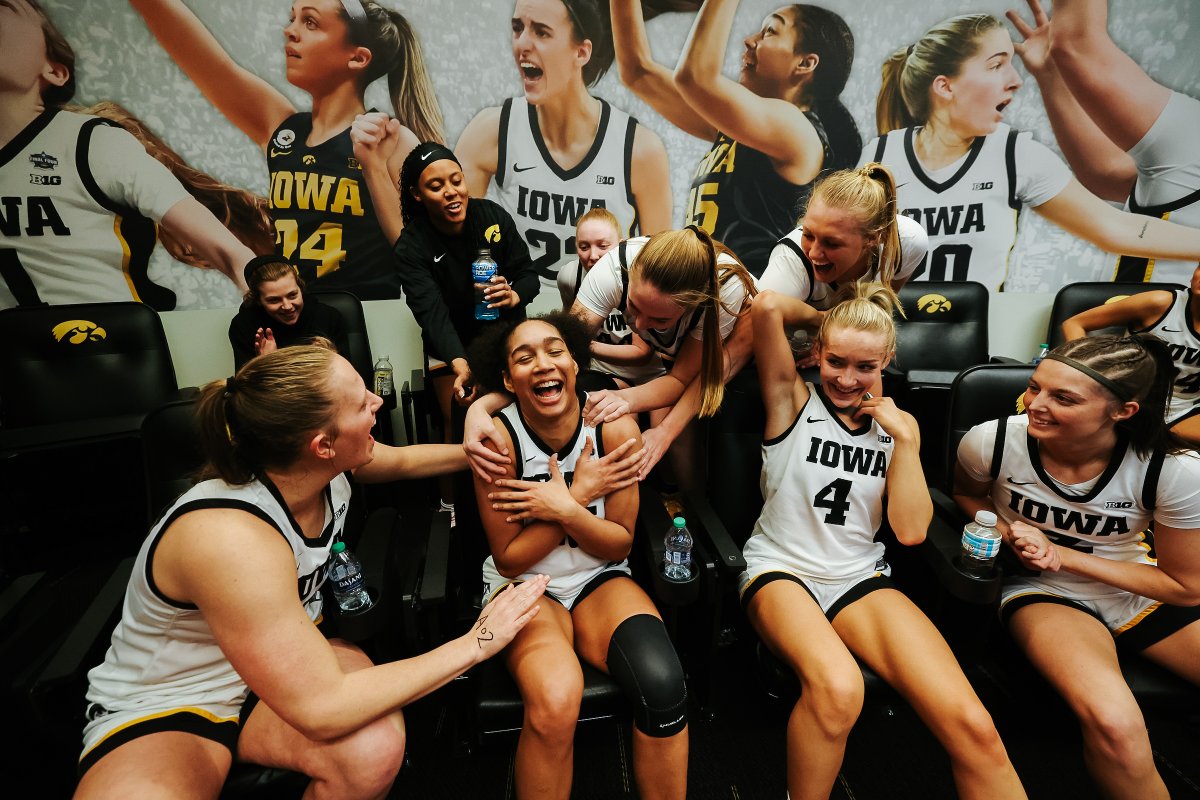 IowaWBB's tweet photo. Happy Hannah. Happy Hawks. 😃

@StuelkeHannah x #Hawkeyes https://t.co/OYvoCE1pYJ