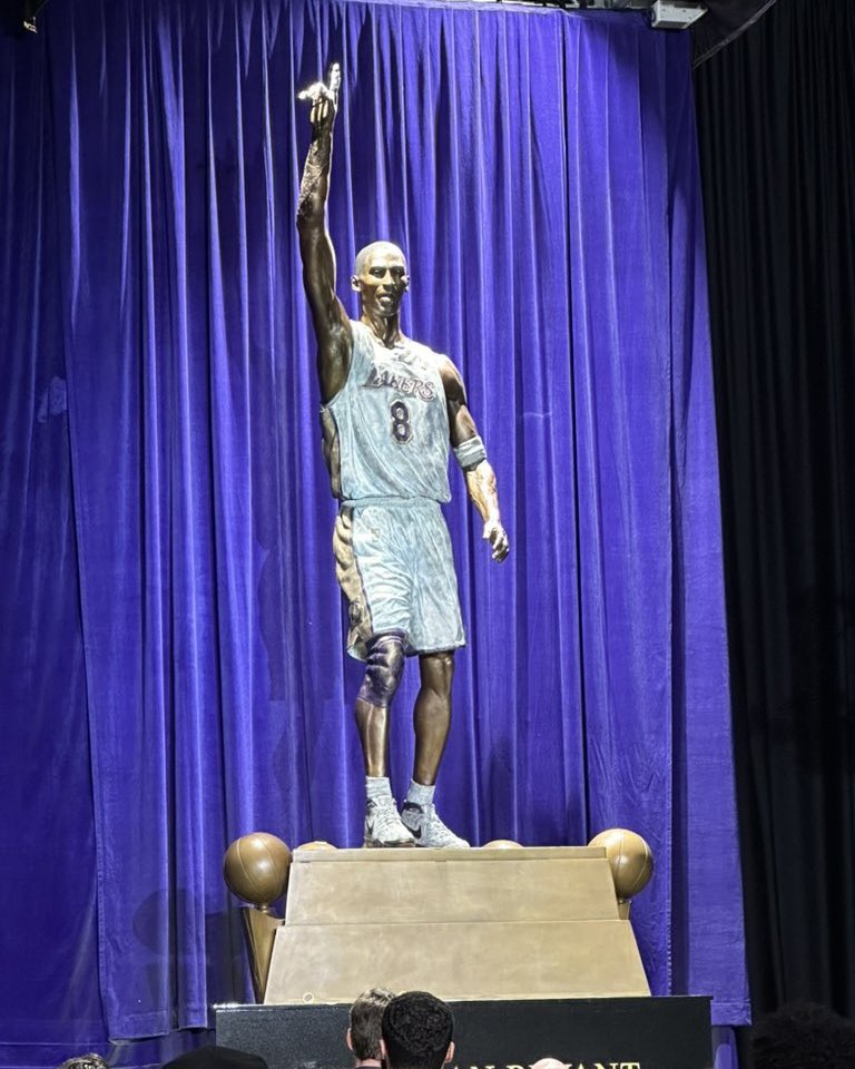 SnkrsStock's tweet photo. 🐍 Kobe Bryant statue features his pose from his 81-point game 🐍 https://t.co/AxuPMZvAGA