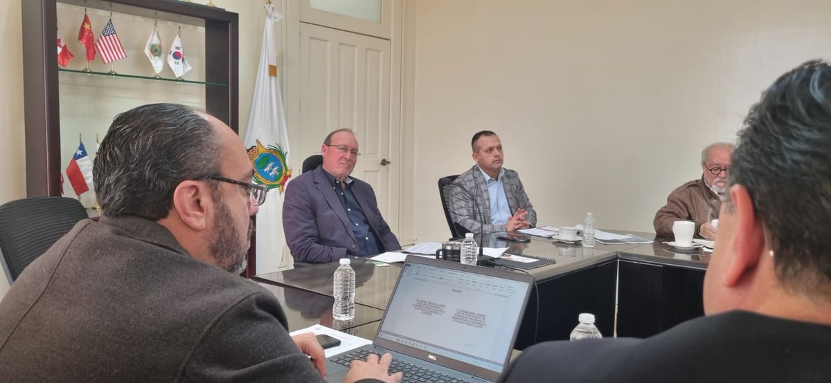 Junto a parte de mi equipo en la Secretaría de Desarrollo Económico escuchamos un proyecto de paneles solares del grupo LUXUN, buscando innovación en tecnología de energía renovable. <a href="/SedecoGobDgo/">Sedeco Durango</a> <a href="/CCEDGOMX/">CCE DURANGO</a> <a href="/Dgo_Canacintra/">Canacintra Durango</a>