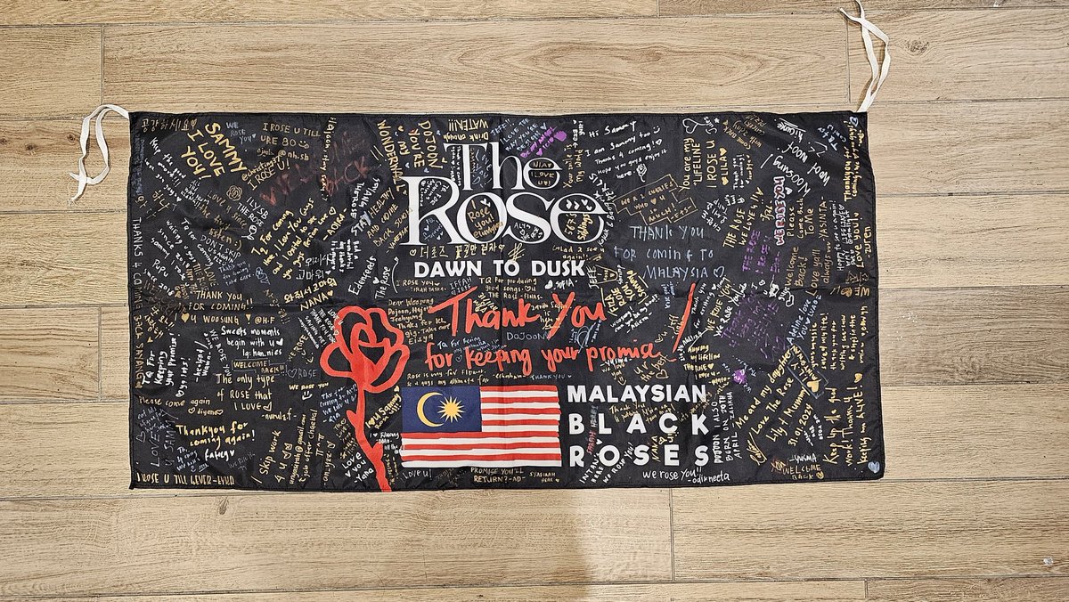 Black_Rose_MY's tweet photo. It's been 9 days since #DAWNTODUSKTourKL and we still can't get over it ๐ญ. Aaa I want to relive those moments again.
Here's the pic of our signed flag ๐ซถ๐ป๐ซถ๐ป
Can you spot your message?
#DAWNTODUSKTour #TheRoseinKL #TheRoseinMY #DAWNTODUSKTourMY https://t.co/HrP9rlxkOj