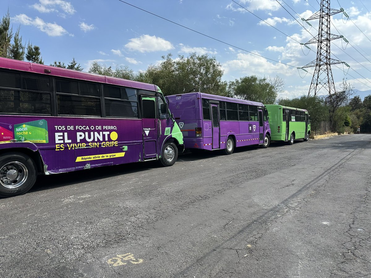 edihoy's tweet photo. @lialimon por favor! Varias unidades de Ruta57 invaden Lomas de Casablanca, al lado del Club Fit crew. Llevan 3 meses estacionados aquí! Porque? Ellos tienen su paradero! Fomentan basura, e inseguridad, por favor ayuda!!! https://t.co/bBbKLMzGbx