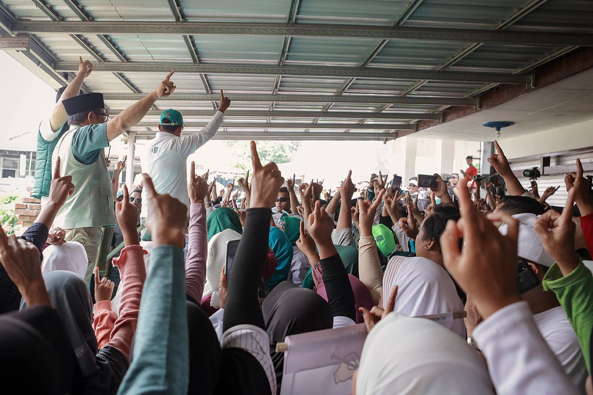 Pagi ini saya patrol keliling kampung di daerah Sidoarjo. Kita patrol untuk menggerakkan dan membangunkan orang-orang, ada satu ibadah penting 14 Februari nanti. Kita bangunkan yang lagi santai, kita bangunkan yang lagi tidur.

Kenapa patrol? Agar tidak ada yang maling suara,