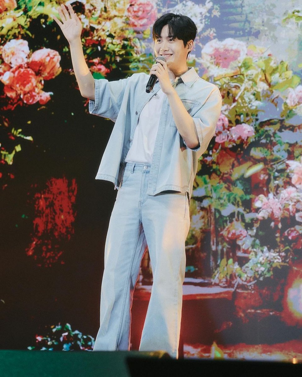 MY BD พิมาทำให้ลืมเรื่องร้ายๆของวันเกิดปีที่แล้วไปจนหมด ขอบคุณที่กลับมาทำให้ยิ้มได้ ต่อไปไม่ว่าเจอกับอะไร จะอดทน และจะเป็นดอกไม้ที่งดงามแบบพิวันนี้ แต่ก็จะไม่ลืมเป็นดินที่คอยซัพพอร์ตเสมอและตลอดไป 💙💚
#KimSeonHo #김선호 #คิมซอนโฮ #2024KIMSEONHOASIATOURinBANGKOK #ColorFull_in_BKK