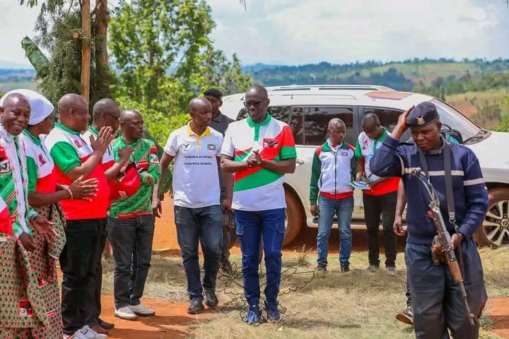 GitegaVuturaa's tweet photo. @R_Ndikuriyo @CnddFdd @NTunda @CNDD_FDDGitega @Gitega Avuye muri zone #Gitaramuka, umunyamabanga mukuru w'umugambwe @CnddFdd yabandanirije urugendo muri zone #CIRAMBO na ho nyene akaba yaganiriye n'abagumyabanga hamwe n'indongozi z'umugambwe @CnddFdd muri iyo zone.Yahanuye indongozi kwubaka umugambwe mu bwitonzi . https://t.co/2b1SB1EYzC