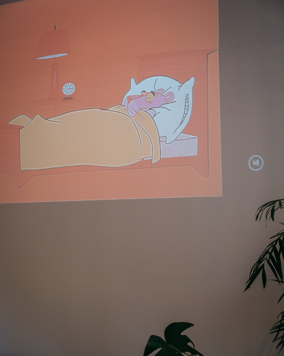 Gravita Roaster &amp; Bistro สาขาใหม่ของ Caffe Gravita กาแฟคุณภาพย่านบางแสน ชลบุรี⁣ อยู่ถนนเลี่ยงหนองมน โฮมคาเฟ่สีขาวมีบริเวณกว้างขวางทั้งโซน indoor ที่บรรยากาศอบอุ่นเหมือนมานั่งเล่นบ้านเพื่อน เราชอบมุมโต๊ะเล็กๆ ใต้บันได มีกีตาร์ หนังสือ วางอยู่ใกล้ๆ ได้ฟีลเหมือนมุมพักผ่อนส่วนตัว