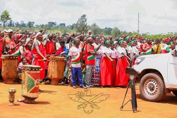 GitegaVuturaa's tweet photo. @R_Ndikuriyo @CnddFdd @NTunda @CNDD_FDDGitega @Gitega Avuye muri zone #Gitaramuka, umunyamabanga mukuru w'umugambwe @CnddFdd yabandanirije urugendo muri zone #CIRAMBO na ho nyene akaba yaganiriye n'abagumyabanga hamwe n'indongozi z'umugambwe @CnddFdd muri iyo zone.Yahanuye indongozi kwubaka umugambwe mu bwitonzi . https://t.co/2b1SB1EYzC
