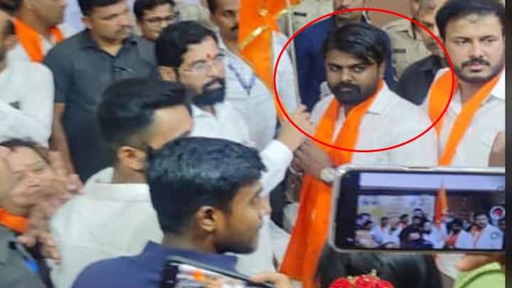 AbhijitKaran25's tweet photo. गुंडांना राजकीय नेत्यांचा इतका सहज ॲक्सेस कसा मिळतो? नेते का म्हणून या गुंडांना भेटत असतील? सामान्य माणसाला एखाद्या मंत्र्याला, मुख्यमंत्र्यांना भेटायचं असेल तर किती खस्ता खाव्या लागतात हे सर्वांना माहिती आहे. सहजपणे नेत्यांशी सलगी करता येते हे माहिती असल्यानं गुंडांचा कॅान्फिडन्स वाढतो. मग ते पोलिसांना तरी कसे घाबरतील?? नेत्यांनी याचा विचार करायला हवा की गावगुंडांशी इतकी सलगी बरी आहे का? लोकांवर याचा काय परिणाम होतो? खूप गंभीर विषय आहे. सर्वपक्षीय नेत्यांनी याचा विचार करावा. 

#MaharashtraPolitics #AbhishekGhosalkar