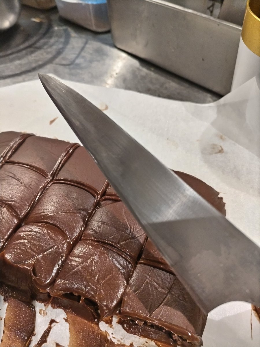 バレンタイン時期ということもあり
生チョコを仕込み中

お味は問題なかったのであとは形作りです