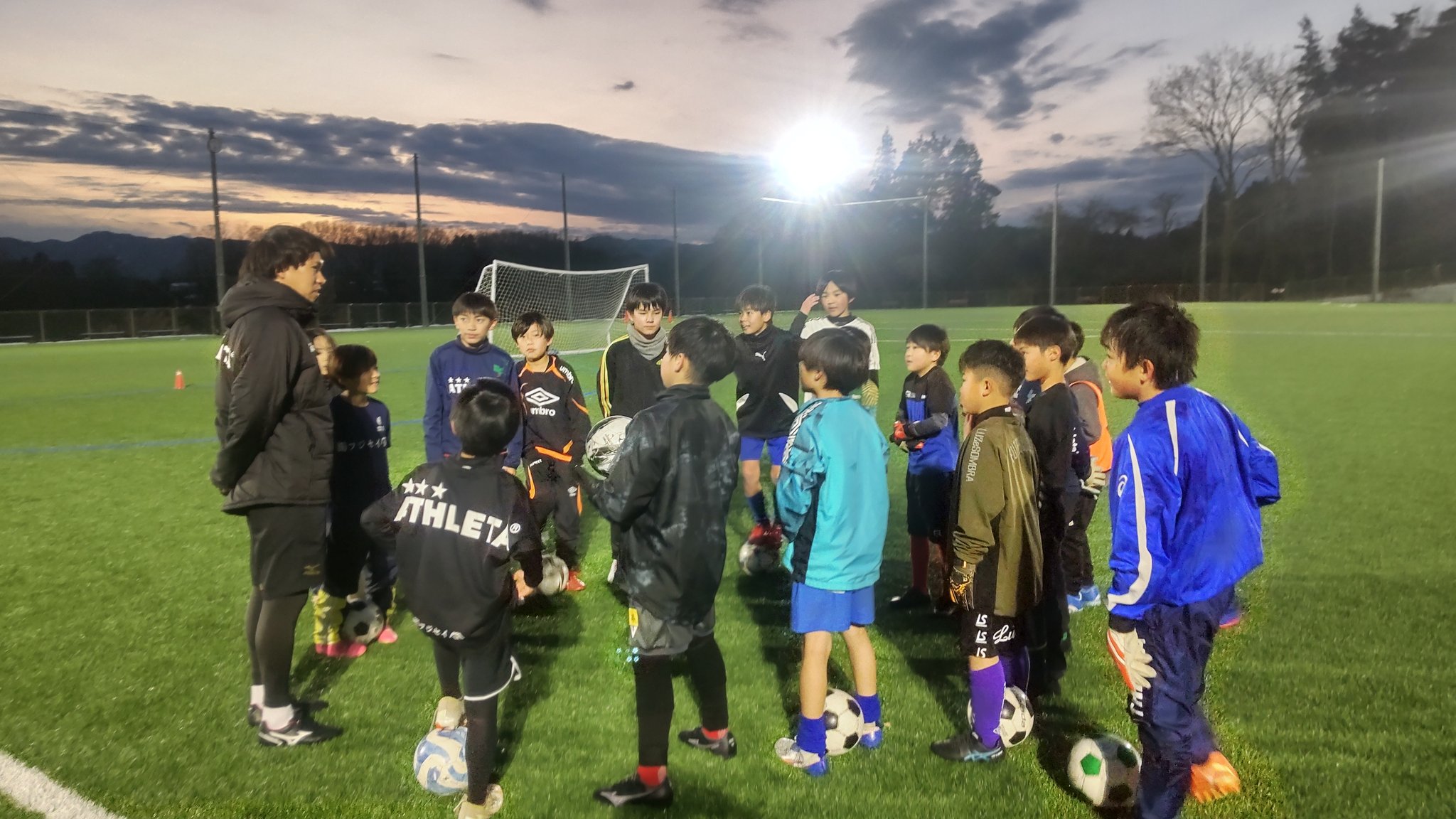 アローレ八王子 on X: "🌸可児コーチ⚽デビュー㊗️🌸 サッカースクール・ストライカークラス にて、先日加入した可児選手が指導者デビュー👍✨ こども達には、可児コーチの技術だけでなく考え方や取り組む姿勢も学んでもらいたいと思います😃⚽ #アローレ八王子 #総合型 ...