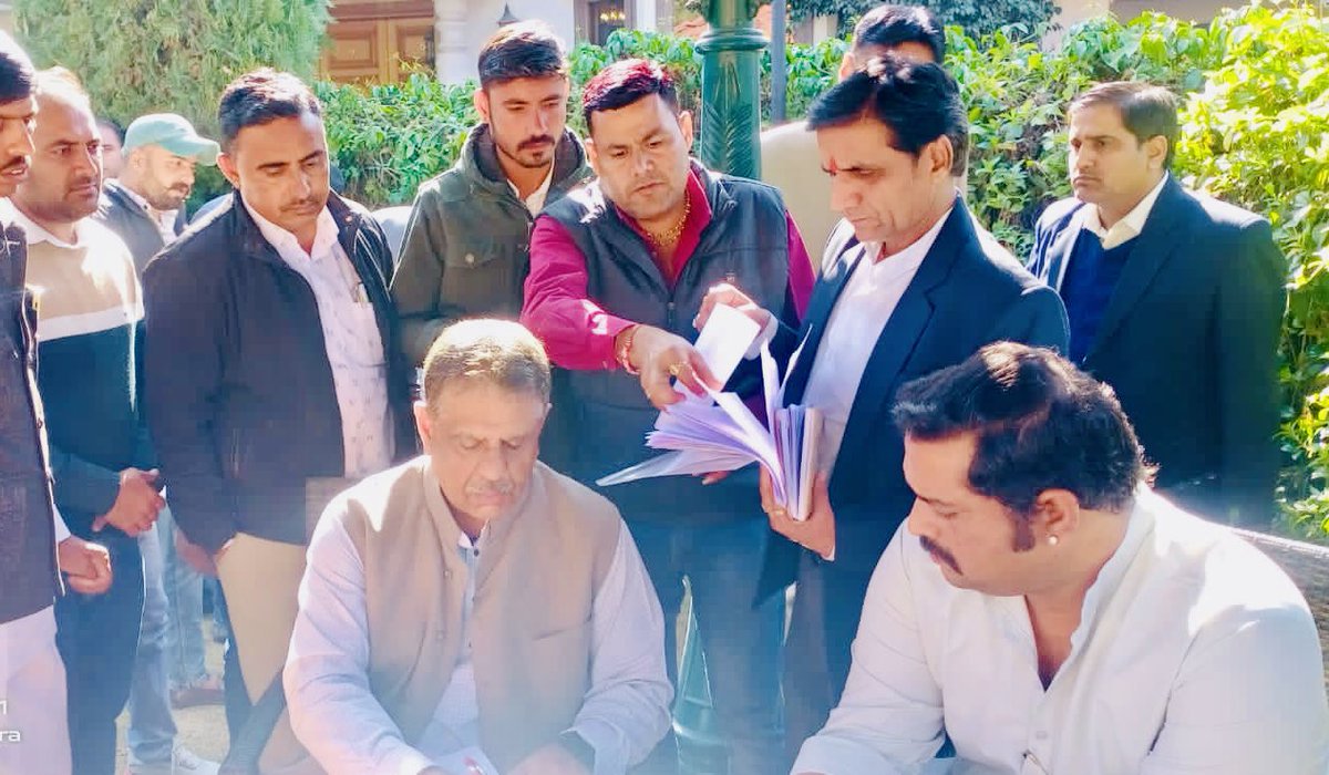 LadnunKarni's tweet photo. आज माननीय चिकित्सा मंत्री जी के निजी आवास पर मिलकर लाडनूं विधानसभा के चिकित्सा व्यवस्था पर सार्थक चर्चा की तथा नर्सिंग ऑफिसर, फार्मासिस्ट,ANM, पैरा मेडिकल भर्ती 2023 के सभी 8 कैडर की अंतिम सूची जारी कर नियुक्ति देनी की मांग की और इस संघ्यान में मुख्यमंत्री जी को पत्र लिखा https://t.co/nhTPbcEqVp