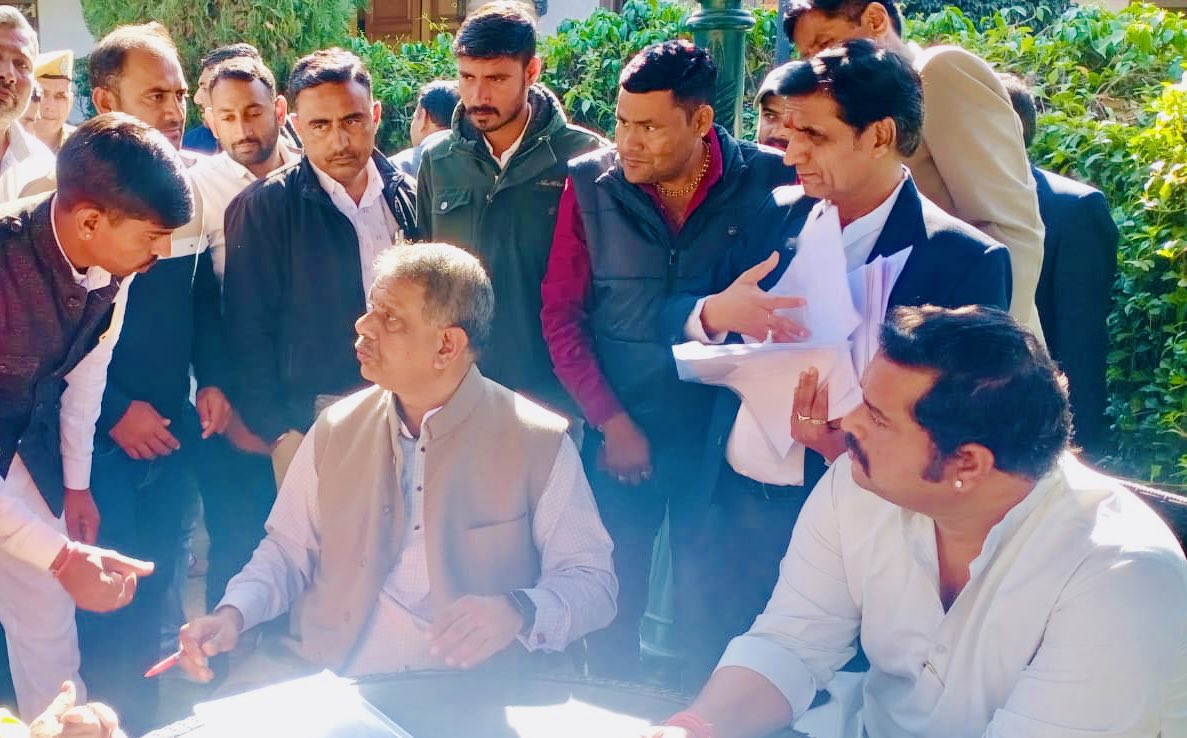 LadnunKarni's tweet photo. आज माननीय चिकित्सा मंत्री जी के निजी आवास पर मिलकर लाडनूं विधानसभा के चिकित्सा व्यवस्था पर सार्थक चर्चा की तथा नर्सिंग ऑफिसर, फार्मासिस्ट,ANM, पैरा मेडिकल भर्ती 2023 के सभी 8 कैडर की अंतिम सूची जारी कर नियुक्ति देनी की मांग की और इस संघ्यान में मुख्यमंत्री जी को पत्र लिखा https://t.co/nhTPbcEqVp