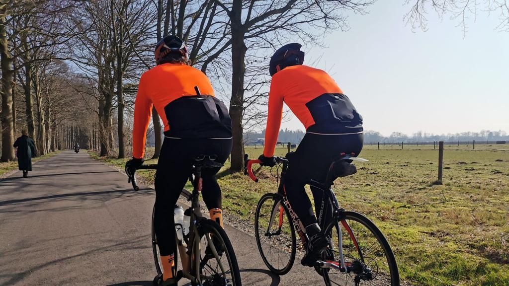 brakeawayclub's tweet photo. Rijden door de frisse wind in het zonnetje! 🚴‍♂️🚴‍♀️

De zon schijnt en je voelt de schrale wind maar de #Parentini Mossa beschermt je tegen de wind.  #RideTogether #CyclingLife

📸 Geniet van de rit, ongeacht het weer. 
🔗 https://t.co/2iCdVhG1ZB 

#Wielrennen #Parentinibikewear https://t.co/2xaTffhXON