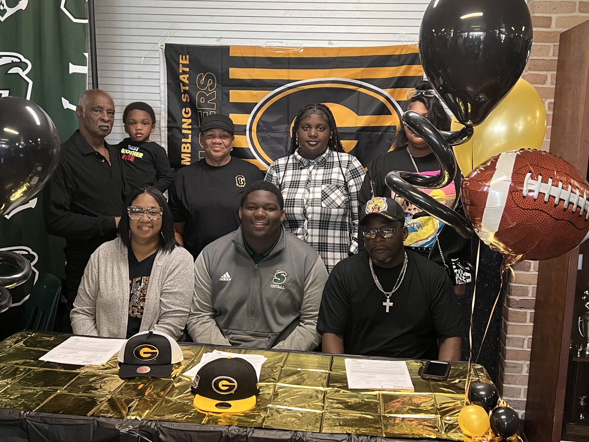bigfrancis_71's tweet photo. Officially Signed to @GSUFootball01 💛🖤❤️ #GramFam https://t.co/n2vOhOH7WH
