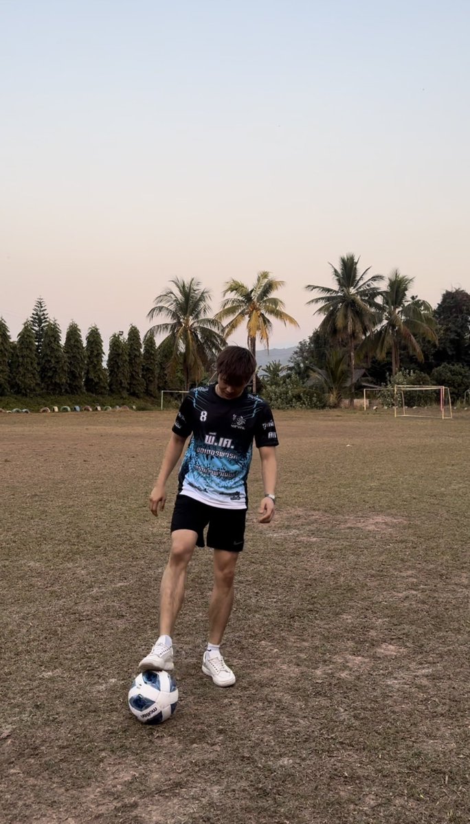 art_tinwiphat's tweet photo. เห็นแบบนี้ วิ่งเก็บบอลเก่งมากกกก บอกเลย 😂⚽️

#THEAT #ARTTIN #อาร์ตติณณ์ #บ้านอาร์ตติณณ์ #คนของอาร์ตติณณ์ #คนของฟาม https://t.co/77VfSBJhcA