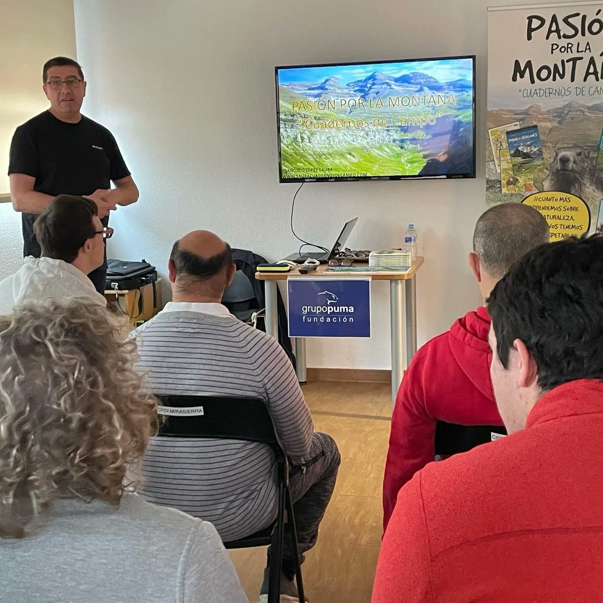 Maravillosa experiencia en el Centro Mirasierra para personas con discapacidad intelectual.
Nos hemos divertido hablando de ranas, de marmotas, de naturaleza...., ha sido una mañana muy feliz. Muchas gracias a Izaskun, a Estefanía y al resto de personas que han colaborado.