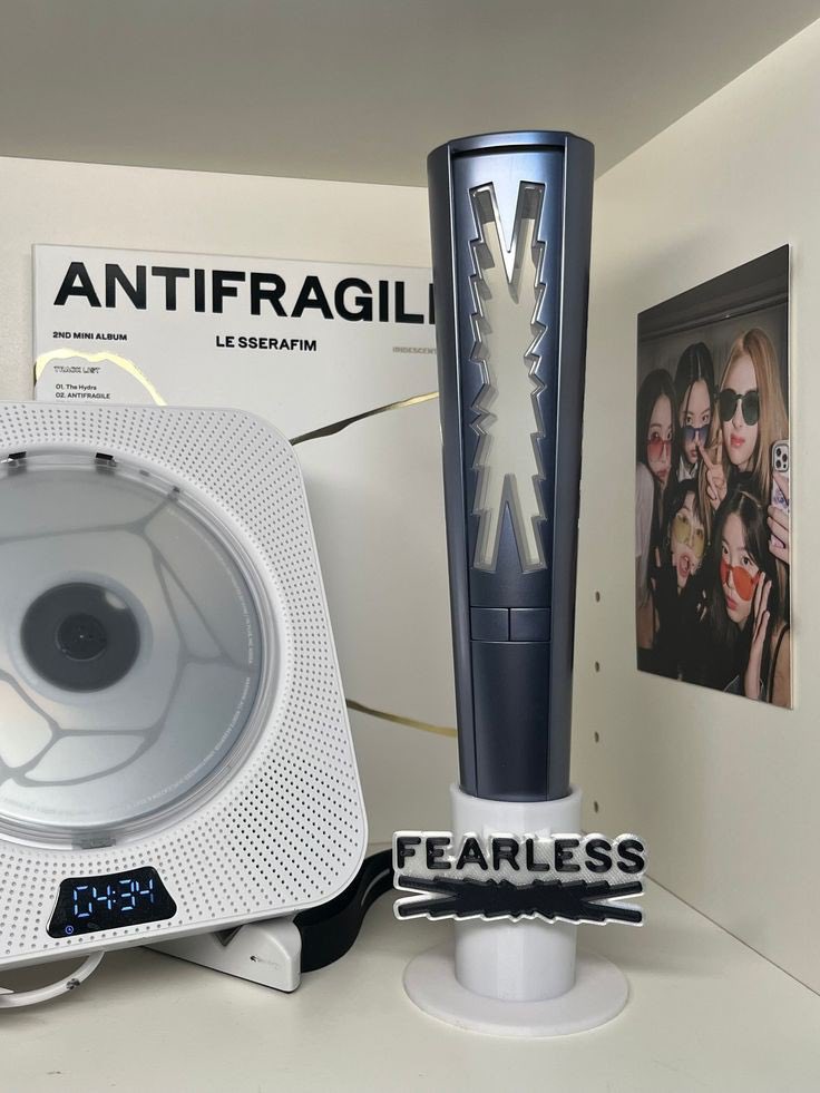 añión, 𝚢eorobun! are you 𝕣eady? 'cause it's time 𝟺 #𝕤uppö𝕣𝐭ꕀ𝐥s𝕤𝑓m y estamos a tiempo de comprarnos un 𝐥indísimo #𝐟e𝕒r𝕟ot·𐚱빛𝕤t𝐢c𝚔 para mostrar nuestro 𝕒poyo a « @lesserafim_off ♡ ︎a donde sea que vayamos. 

𝚖eow ! /ᐠ - ˕ -マ #𝕝ia