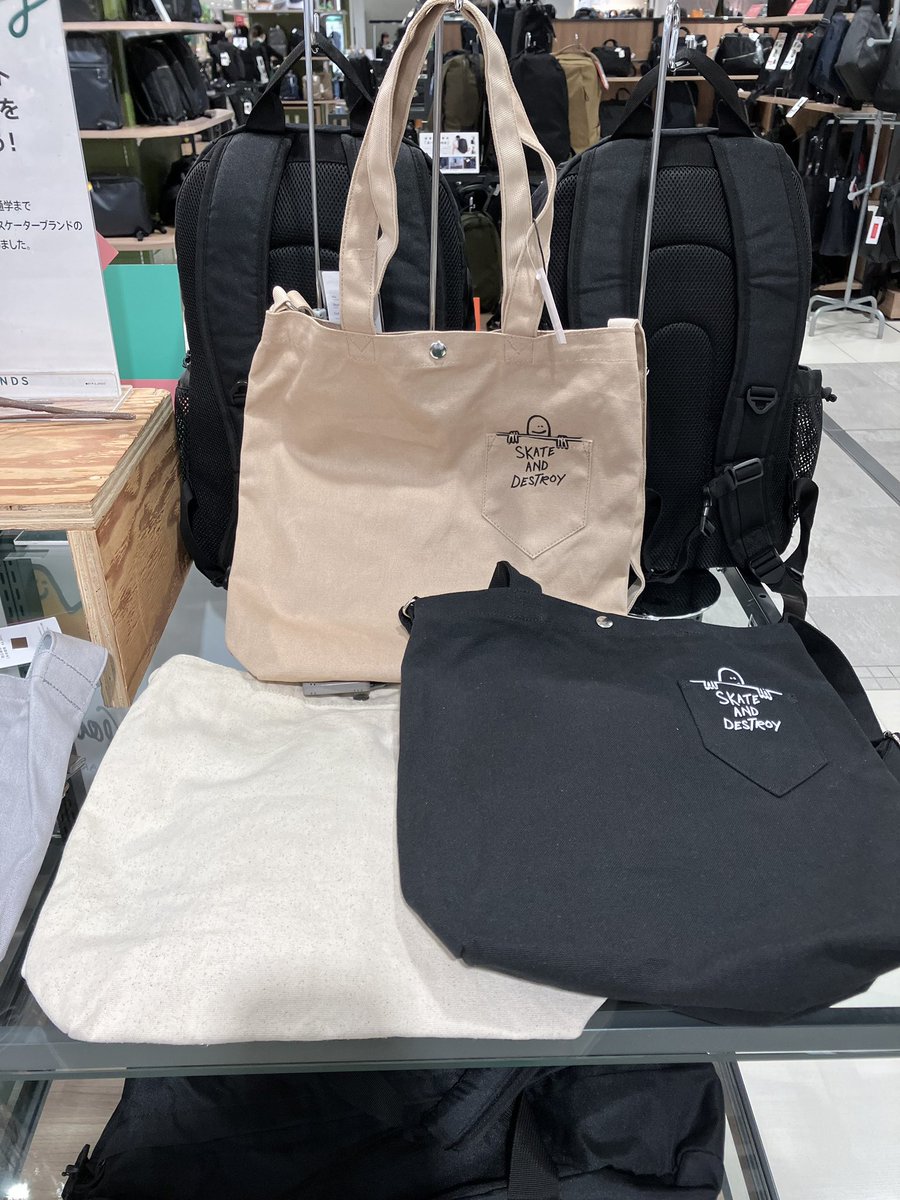 Hands_Umeda's tweet image. THRASHER x Mark Gonzales コラボのキャンバスショルダートートバッグです。肩がけ・斜めがけにも対応、たくさんの荷物を入れても持ち歩きしやすいのも嬉しいポイント。
コットンキャンバス生地を使用オールシーズンご使用いただけます。
税込2750円から
（11Fなか）
#THRASHER #スラッシャー