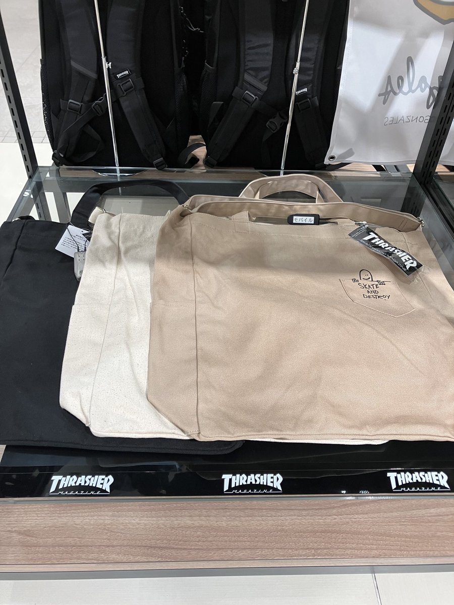 Hands_Umeda's tweet image. THRASHER x Mark Gonzales コラボのキャンバスショルダートートバッグです。肩がけ・斜めがけにも対応、たくさんの荷物を入れても持ち歩きしやすいのも嬉しいポイント。
コットンキャンバス生地を使用オールシーズンご使用いただけます。
税込2750円から
（11Fなか）
#THRASHER #スラッシャー
