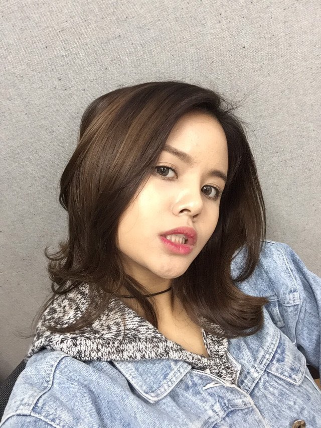 clc_mp's tweet photo. hey, nadie pasa de esta esquina porque aquí mandan las 𝚍ivinas y junto a « 𝚖iss @under_latin somos gaso𝐥ina de verdad, por eso no podía perderme ni una 𝑓echa más del #𝙴mi𝕞iᰍ̠𝚃𝙲𝙴𝙼᭄𝐃𝟹 y aquí es𝚝oy apoyando a esta bellísima mujer. 

𝟣𝟣:𝟣𝟣 ┈ แตงโม ♡︎ #𝚍anyan https://t.co/cwVxoe0Y3U