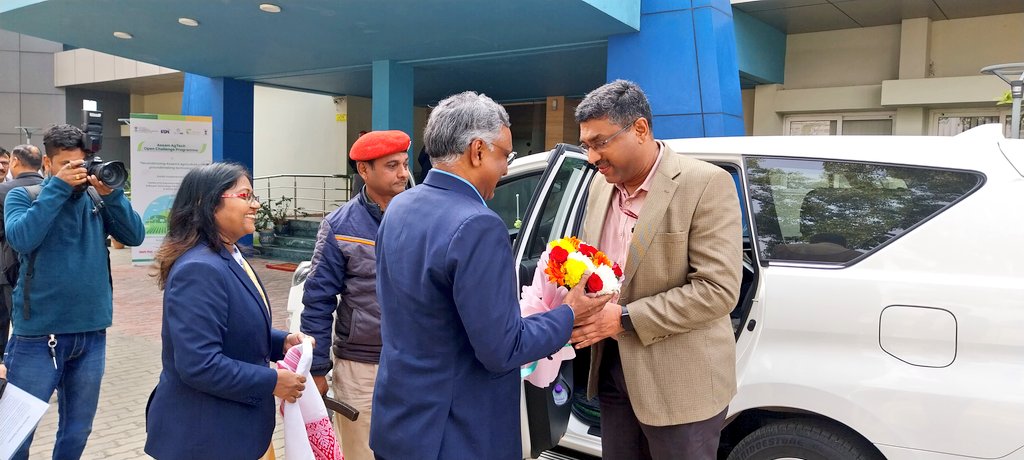 Shri S.Krishnan ,Secretary, @GoI_MeitY being welcomed by DG ,STPI Shri Arvind Kumar during his visit to #STPIINDIA Guwahati .